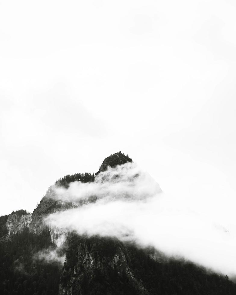 foto preto e branco de montanha nevoenta