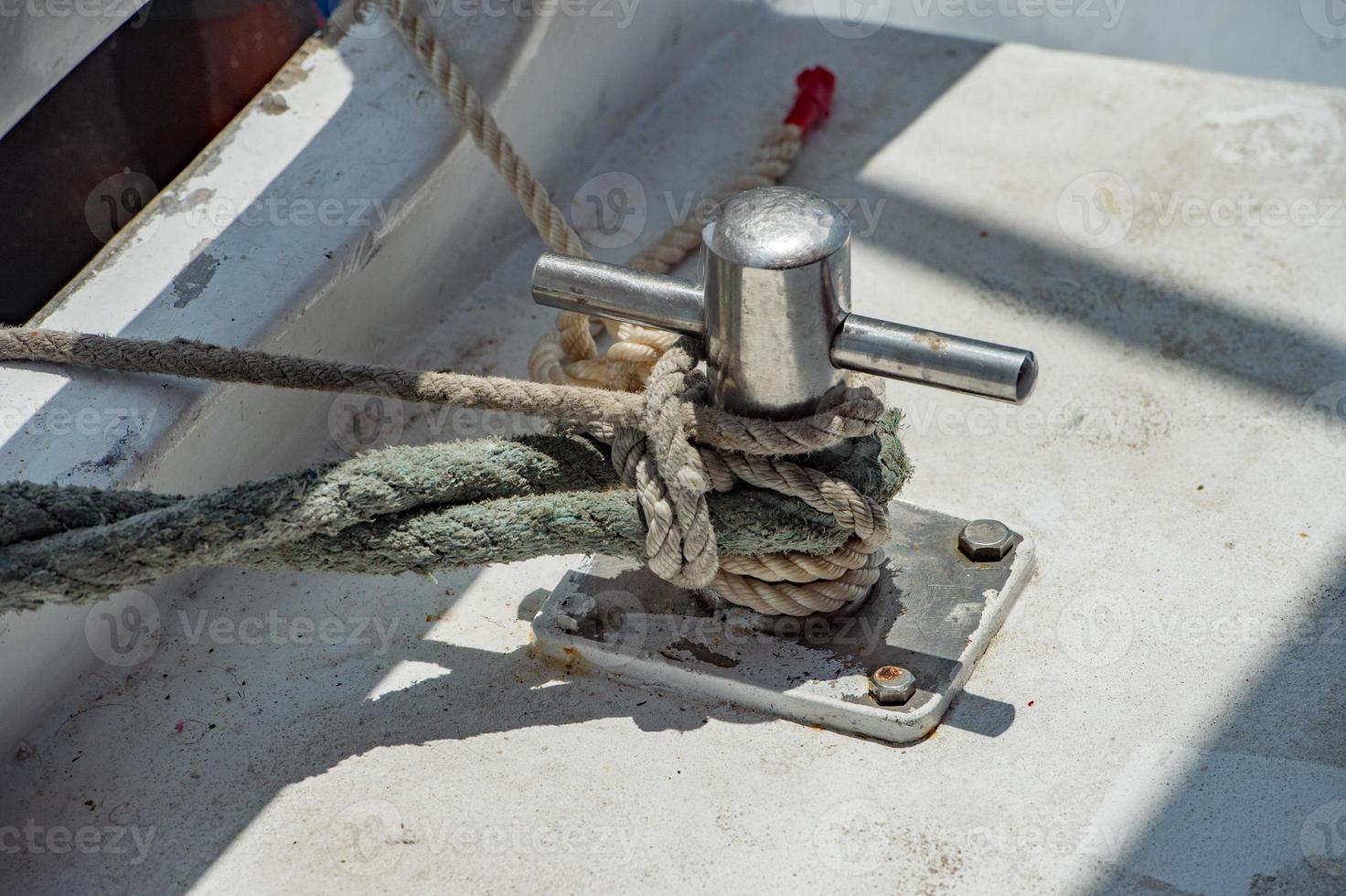 detalhe de amarração de barco no fundo da água azul foto