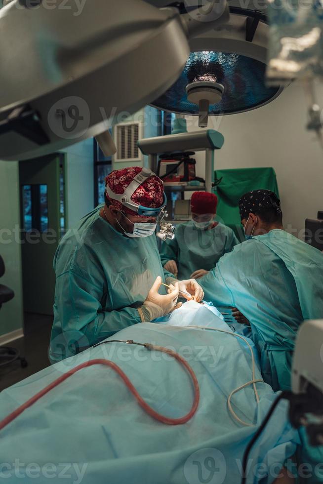 cirurgia estética no nariz. cirurgião faz uma injeção foto