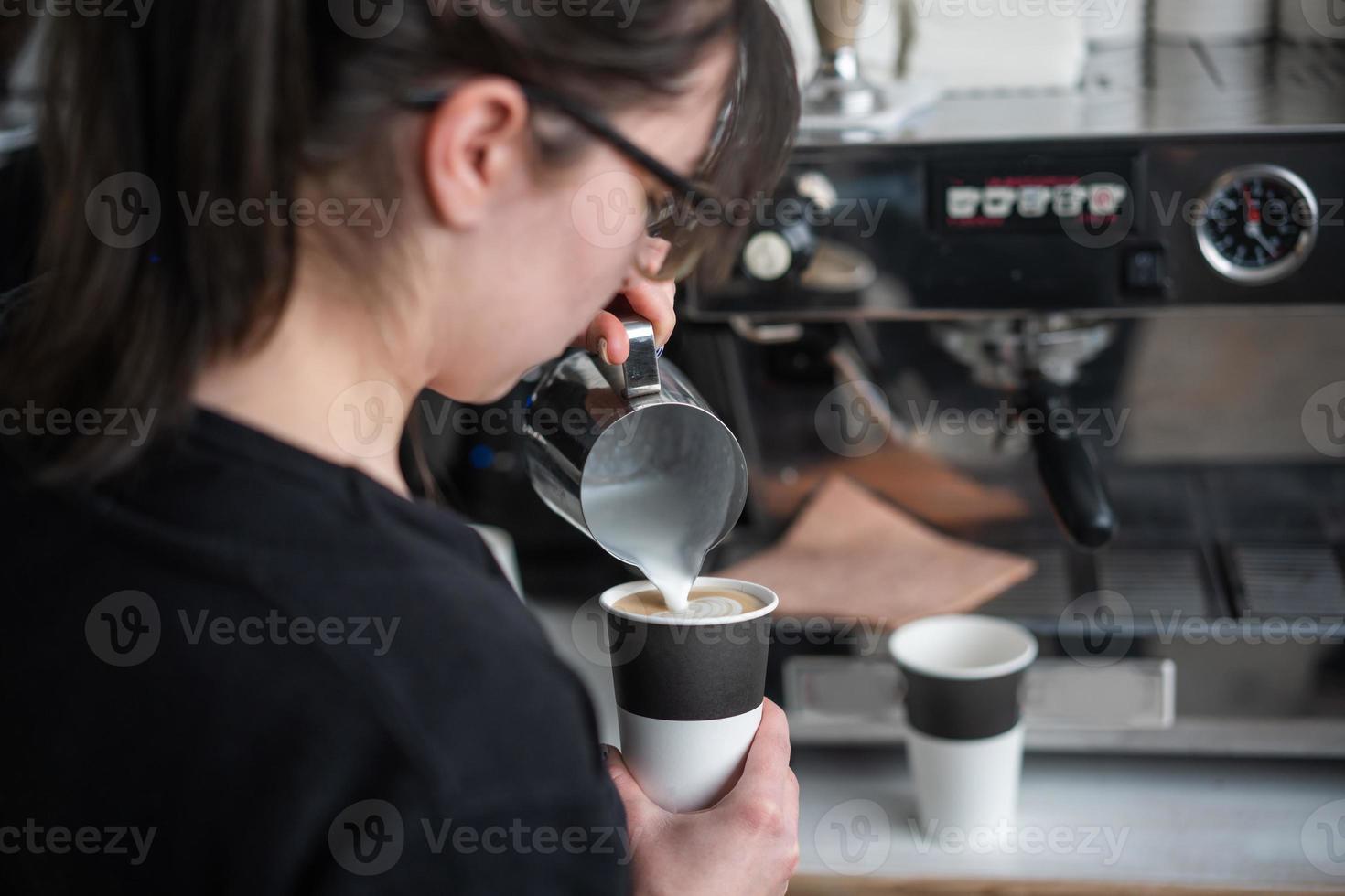 barista feminino faz café foto