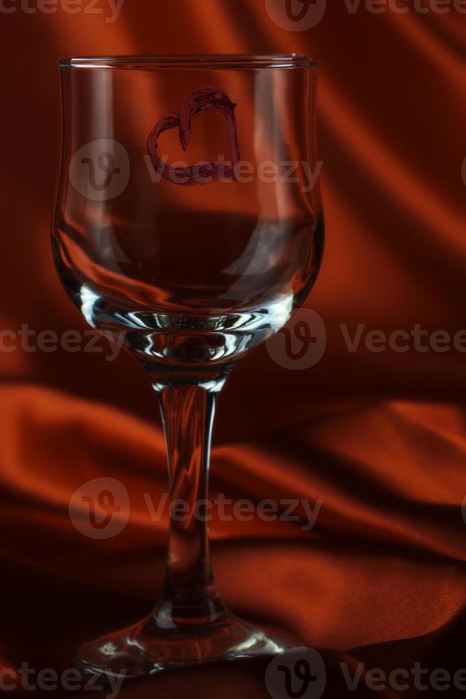 vista de um copo de vinho solitário com um coração vermelho foto