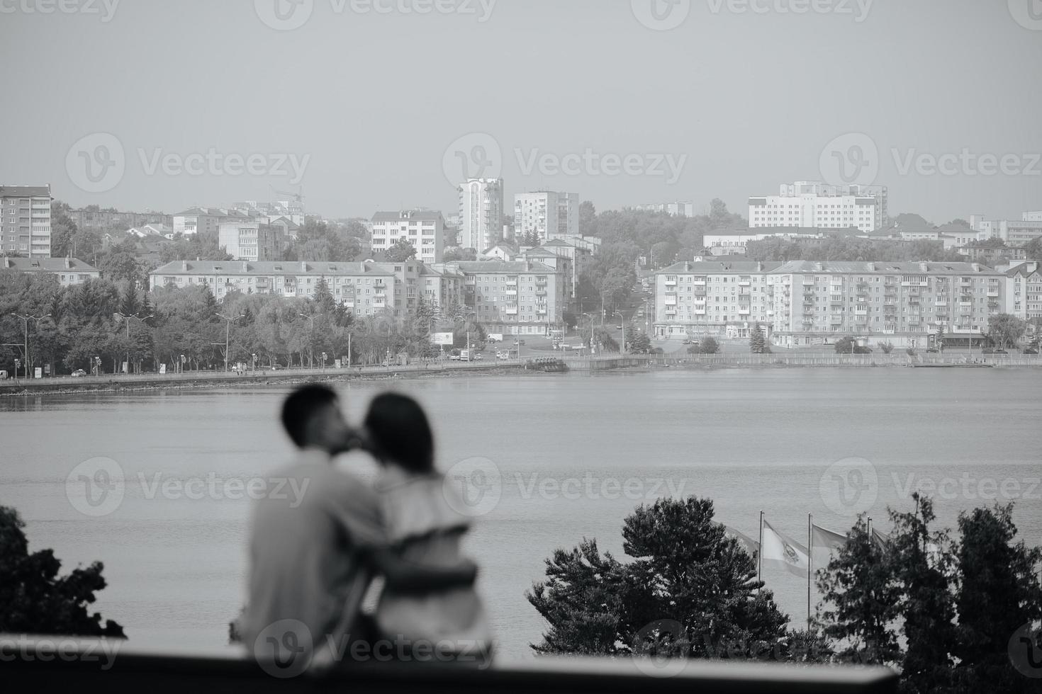 casal retrato ao ar livre foto