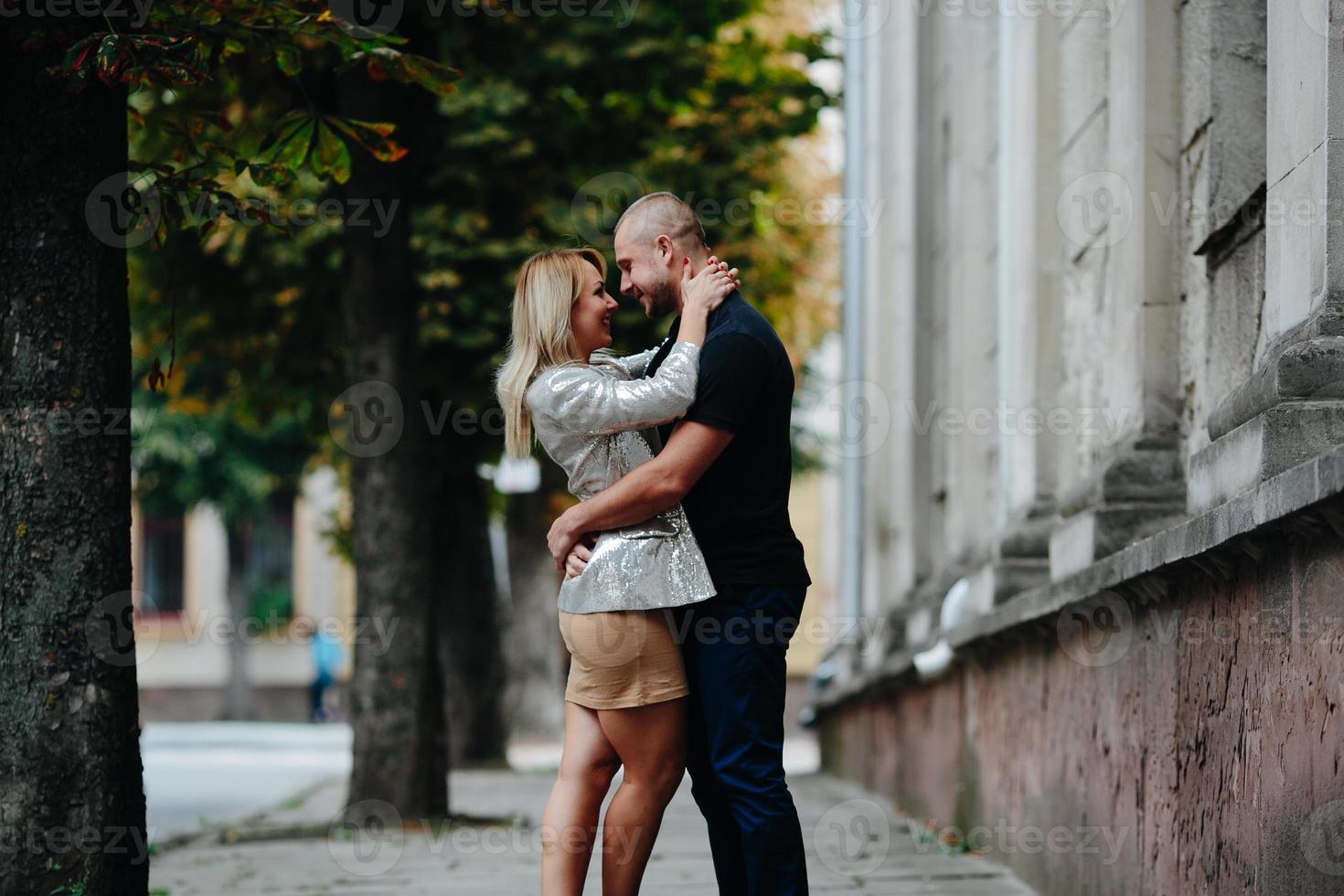 casal retrato ao ar livre foto