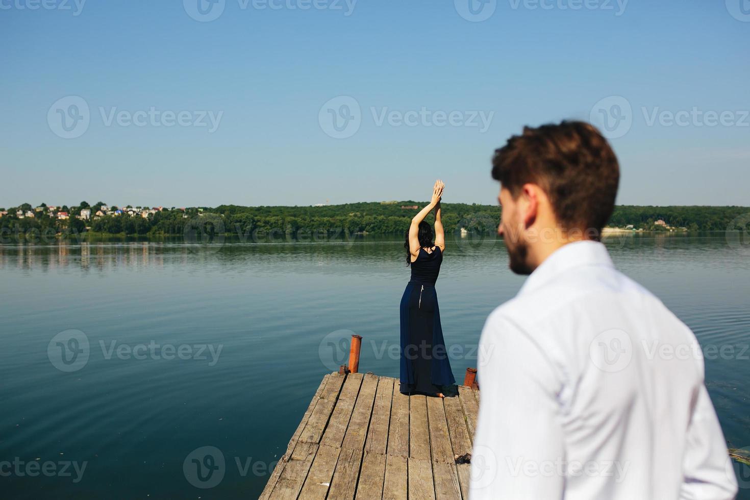 casal retrato ao ar livre foto