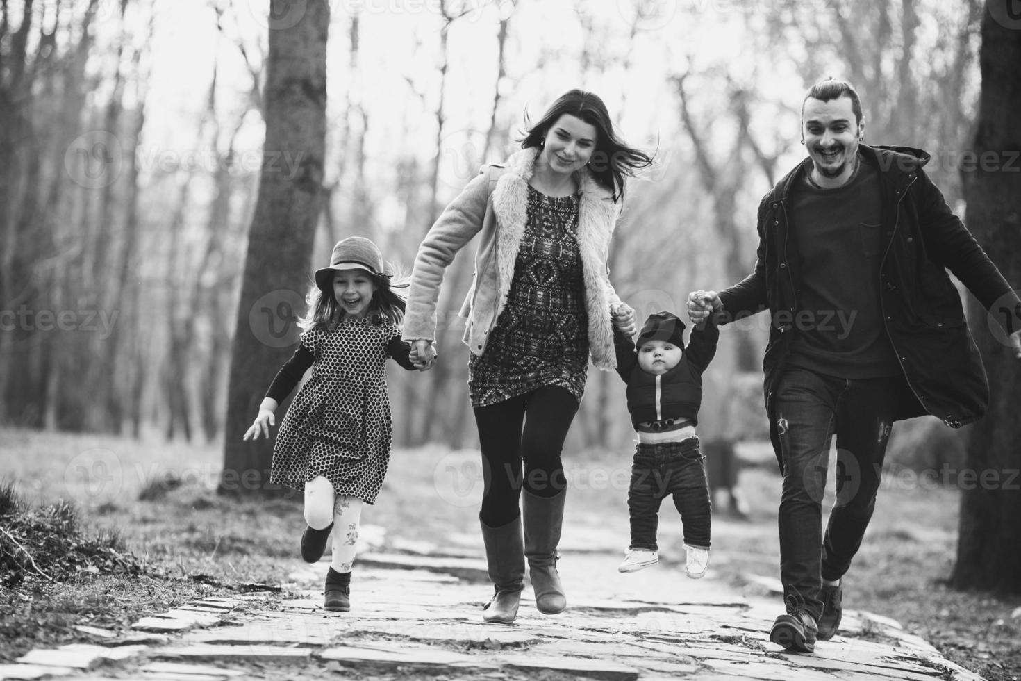 retrato de família ao ar livre foto