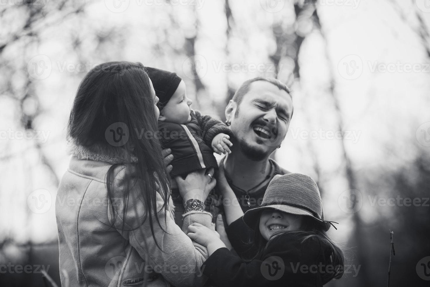 retrato de família ao ar livre foto