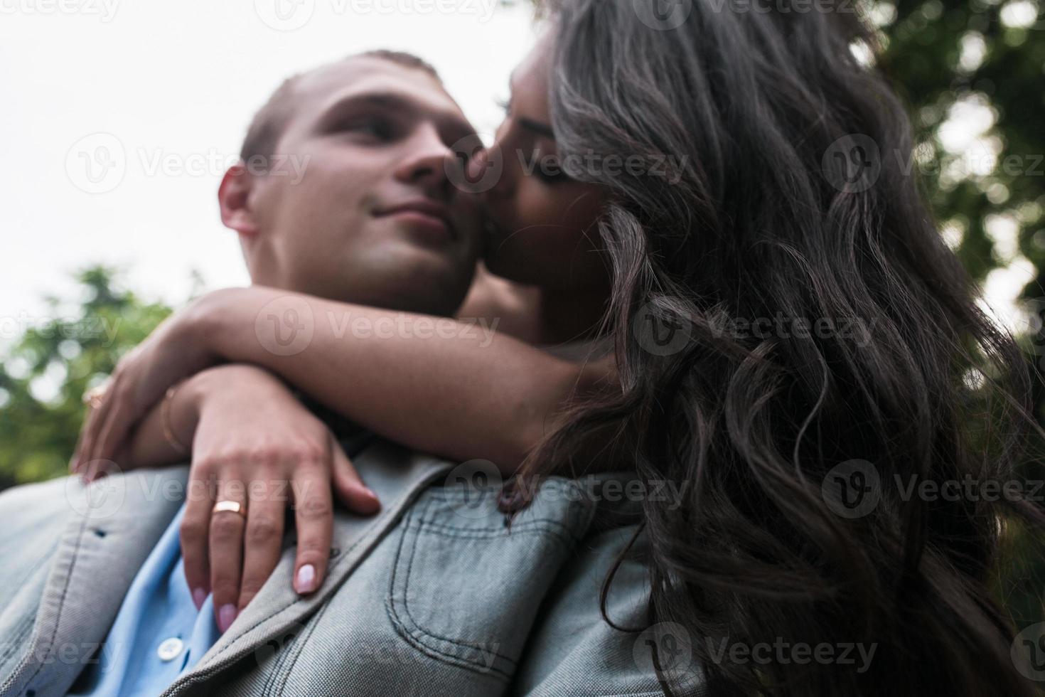 casal retrato ao ar livre foto