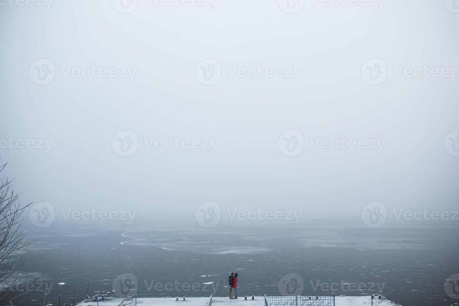 casal na paisagem de inverno foto