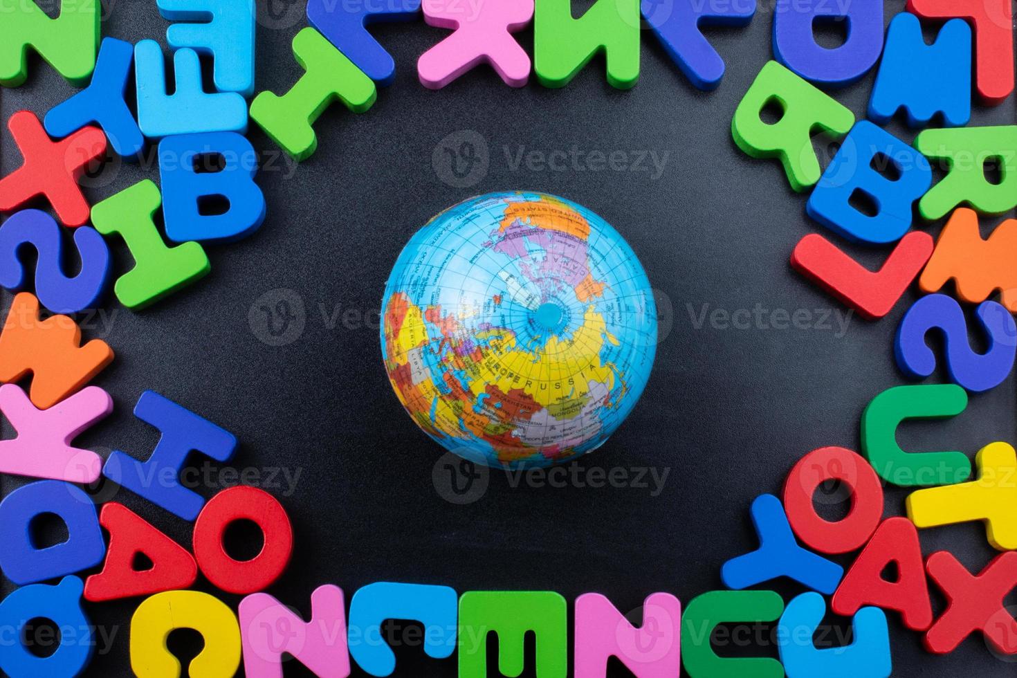 globo e letras coloridas de madeira foto