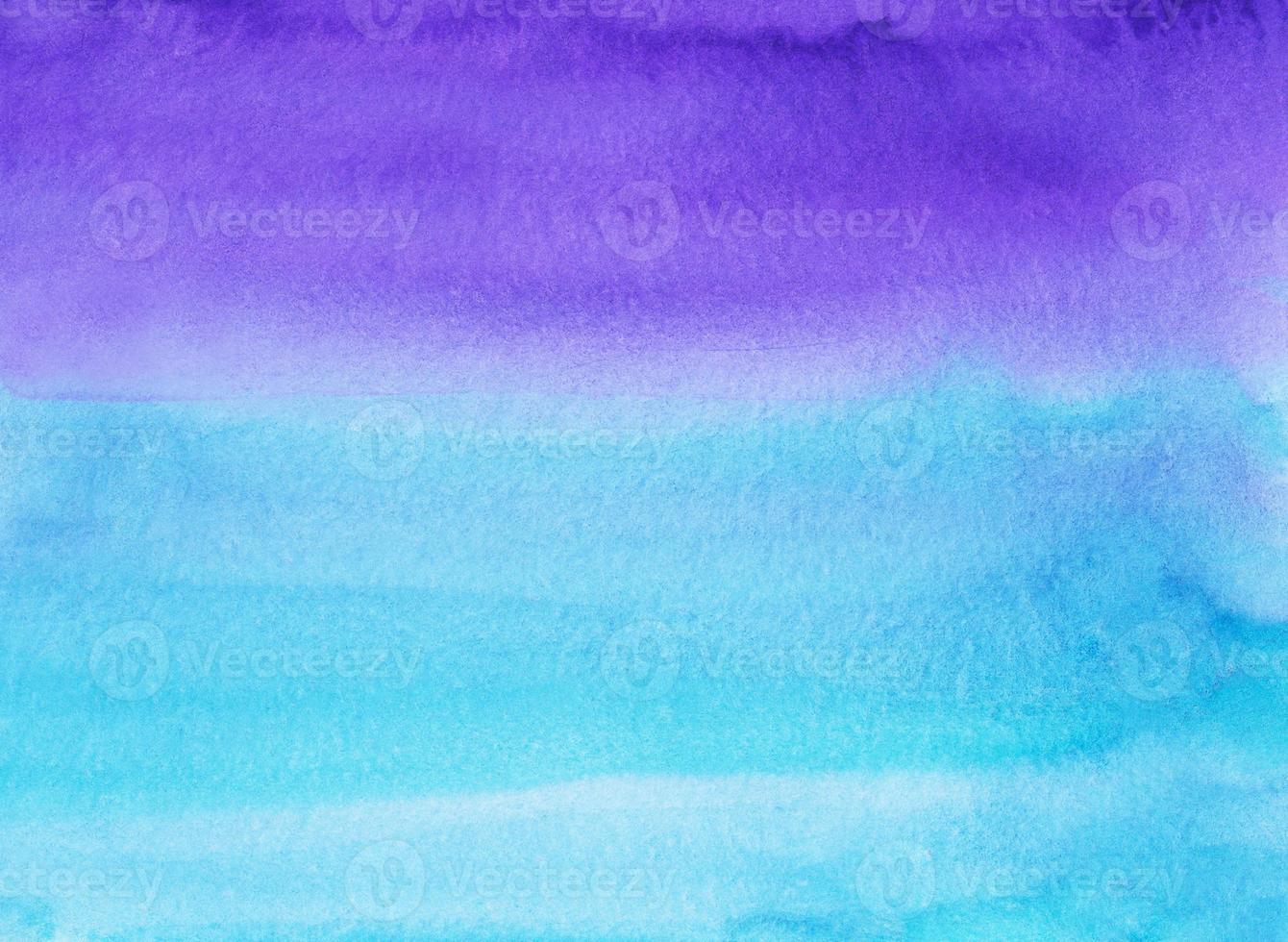 textura de pintura de fundo azul e roxo aquarela. pano de fundo aquarela azul e violeta ombre. manchas no papel. foto