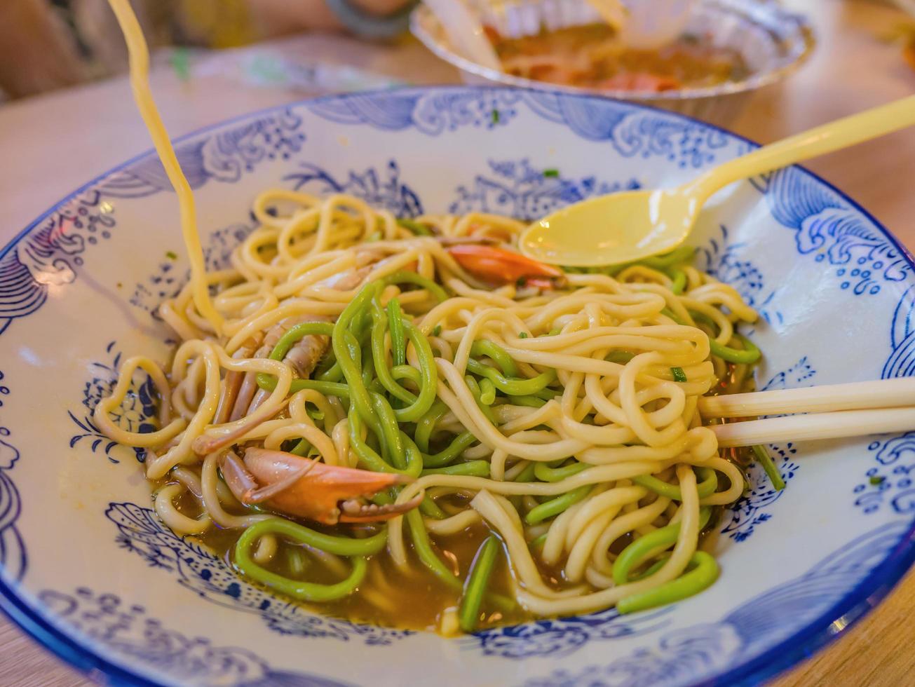 close-up comida de rua de macarrão de caranguejo na rua velha taiping à noite na cidade de changsha hunan china foto