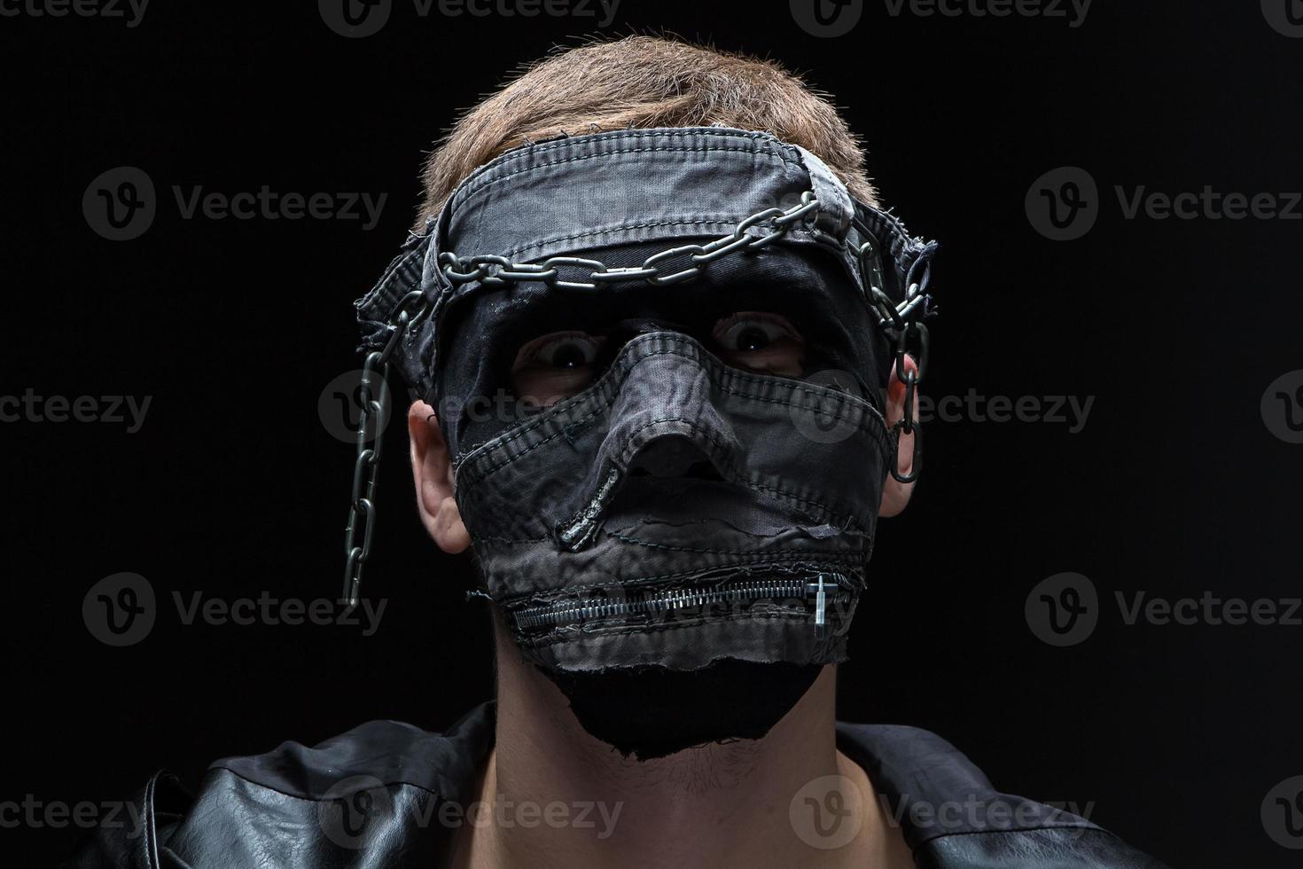 imagem de louco em máscara artesanal foto
