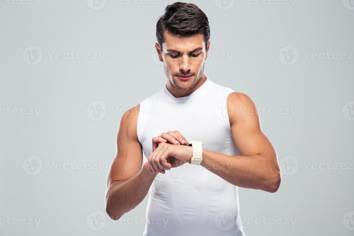homem bonito fitness usando relógio inteligente foto