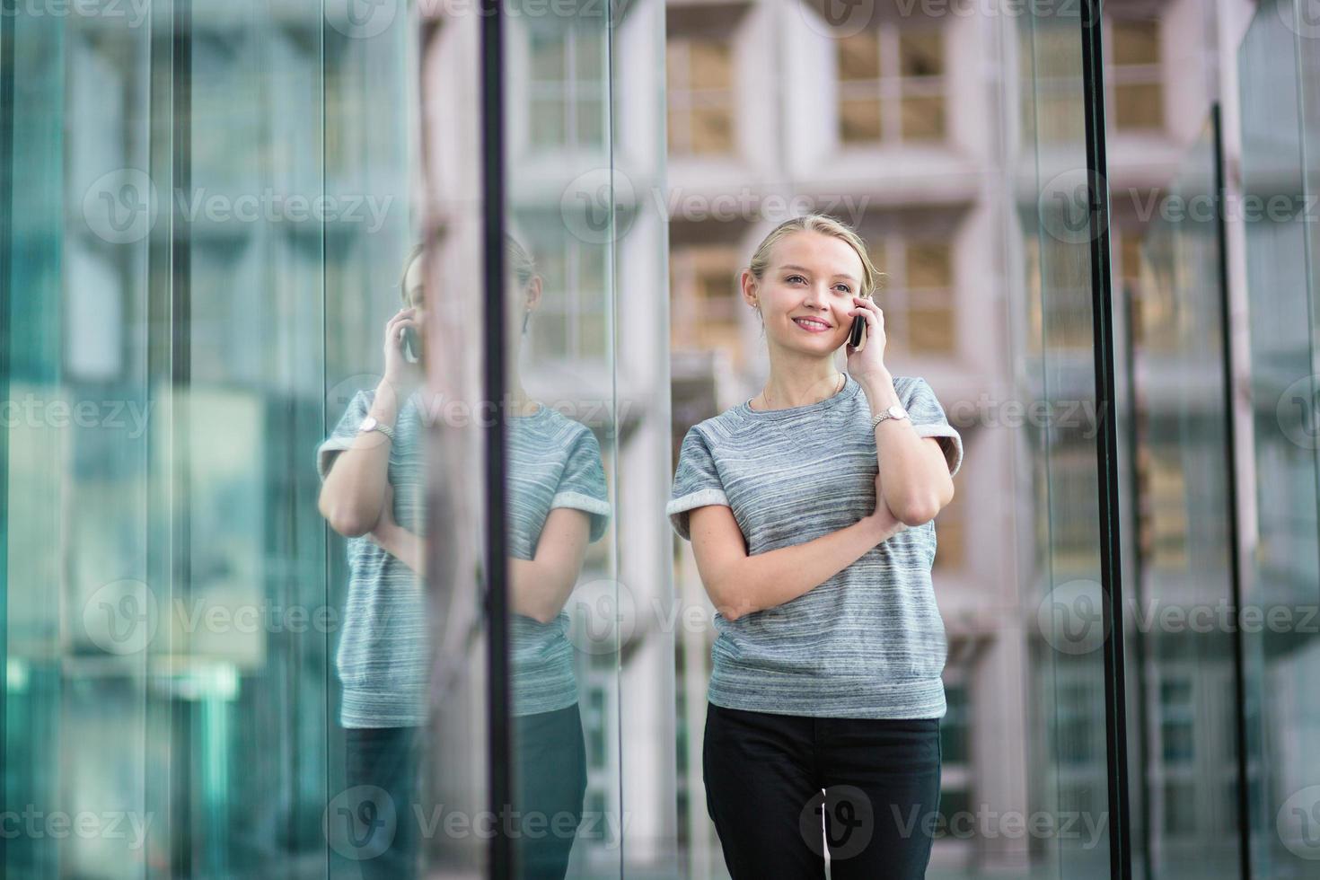 mulher de negócios jovem no interior de vidro moderno foto