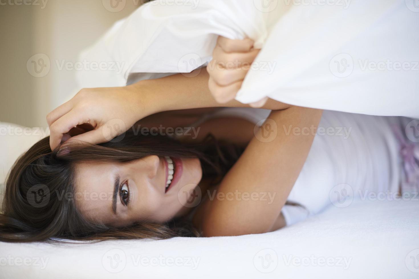 flertando com uma garota natural na cama foto