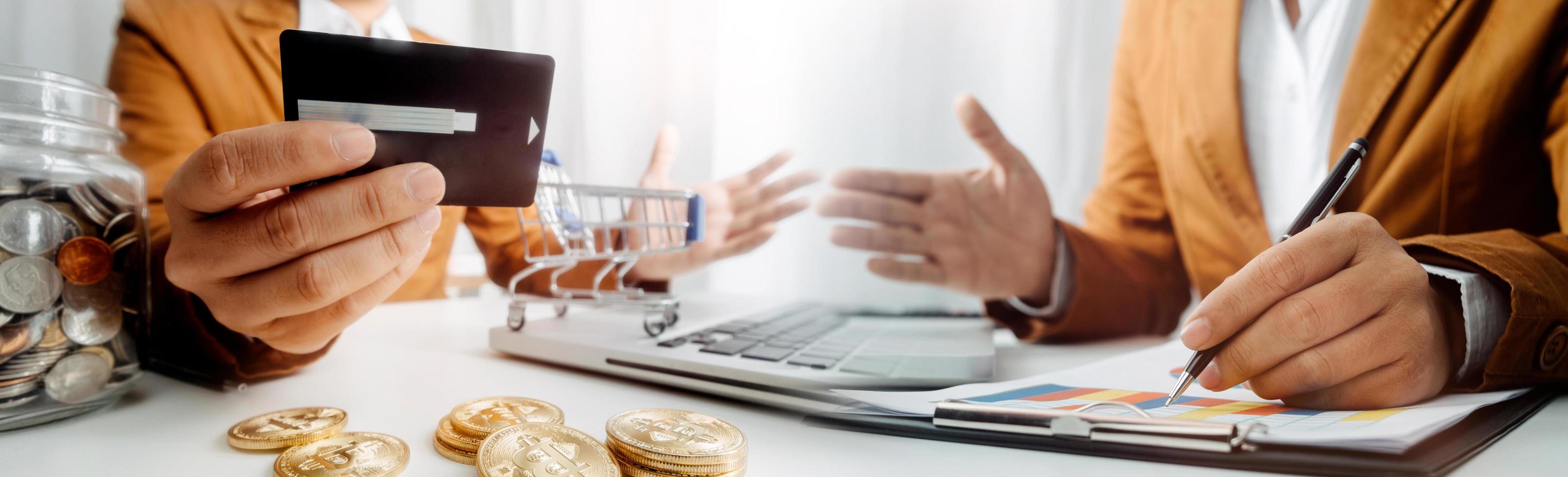 tecnologia, pessoas e conceito de compras online - homem sorridente feliz com computador tablet pc e cartão de crédito em casa foto