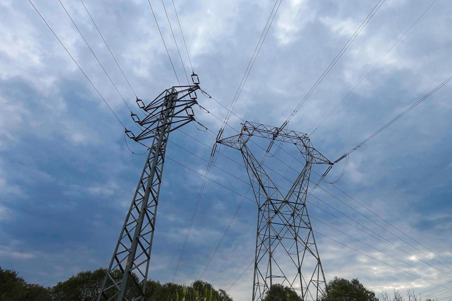 torres elétricas que suportam os cabos de cobre que transmitem e transportam eletricidade foto