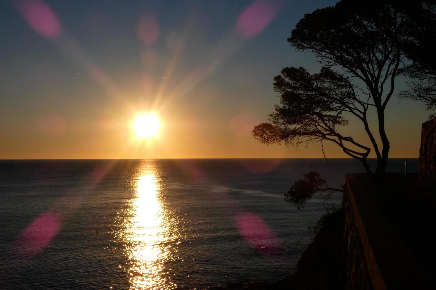 catalão costa brava na cidade de s'agaro, mar mediterrâneo ao amanhecer. foto