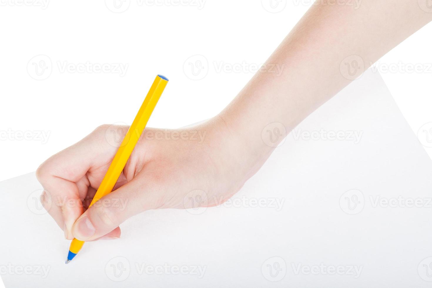 mão escreve por caneta na folha de papel isolada foto