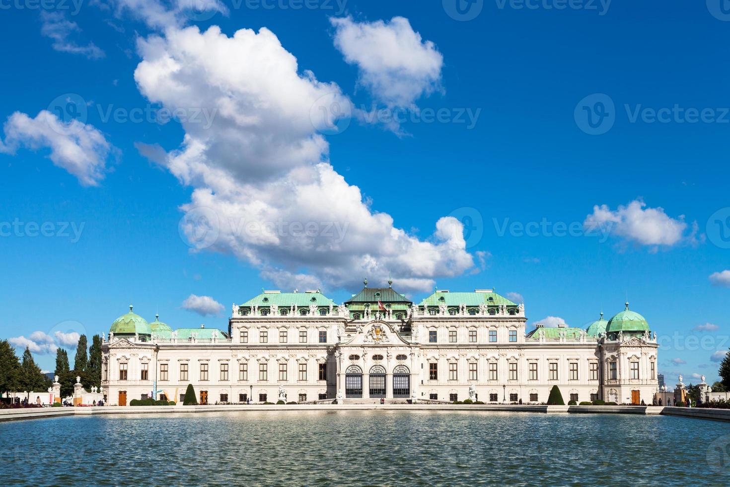 céu azul com nuvens sobre o palácio belvedere superior foto