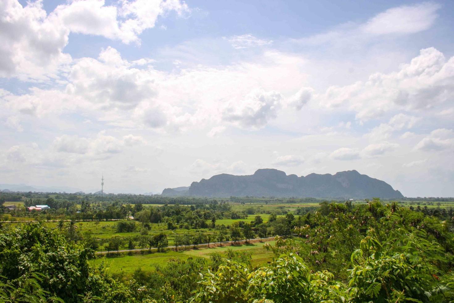 bela natureza montanhosa no sul da tailândia foto