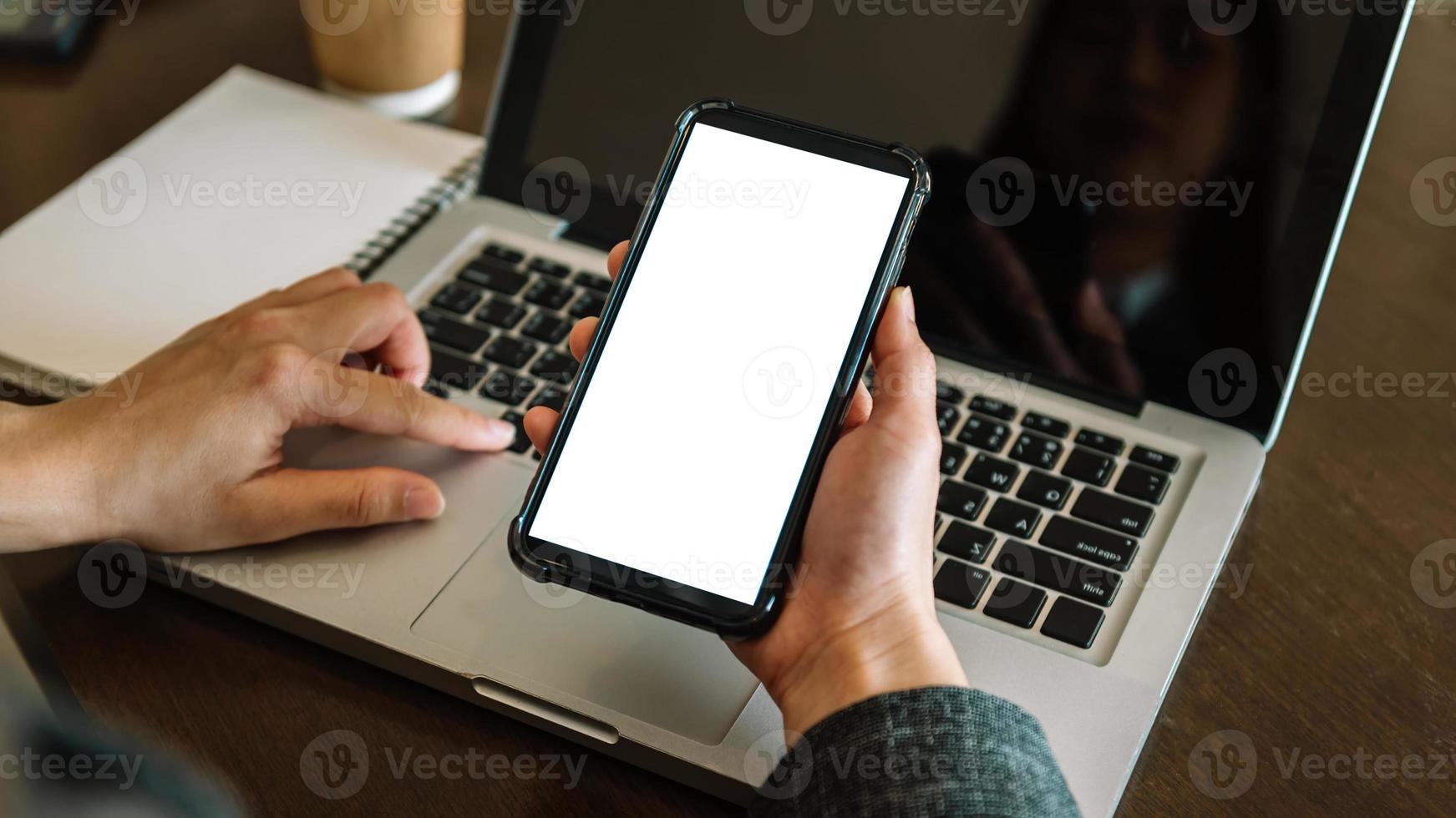 uma mulher usando tablet de tela em branco com caneta na mesa de escritório moderna escura foto