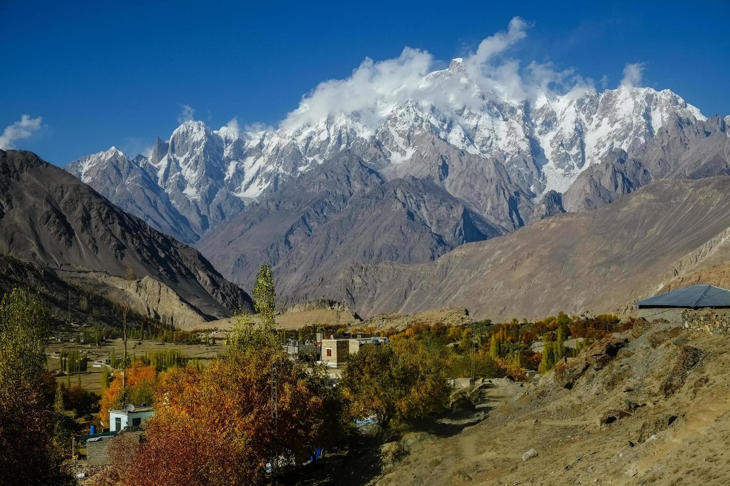 Cordilheira de Karakoram coberta de neve no Paquistão foto