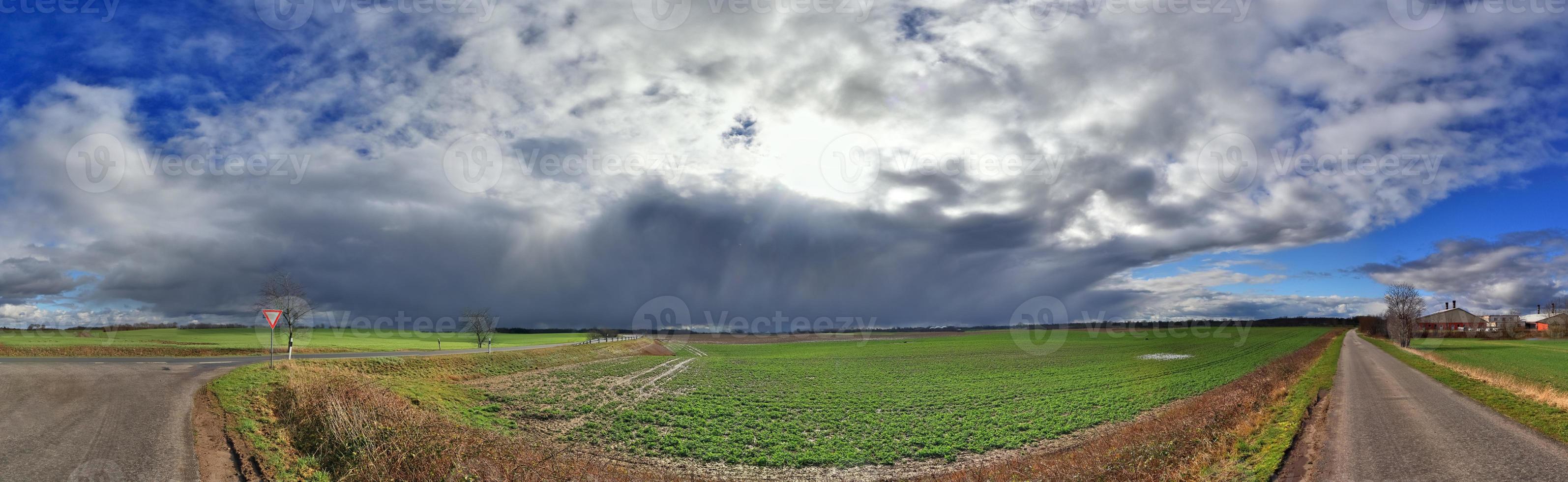 belo panorama de alta resolução de uma paisagem de país do norte da Europa com campos e grama verde foto