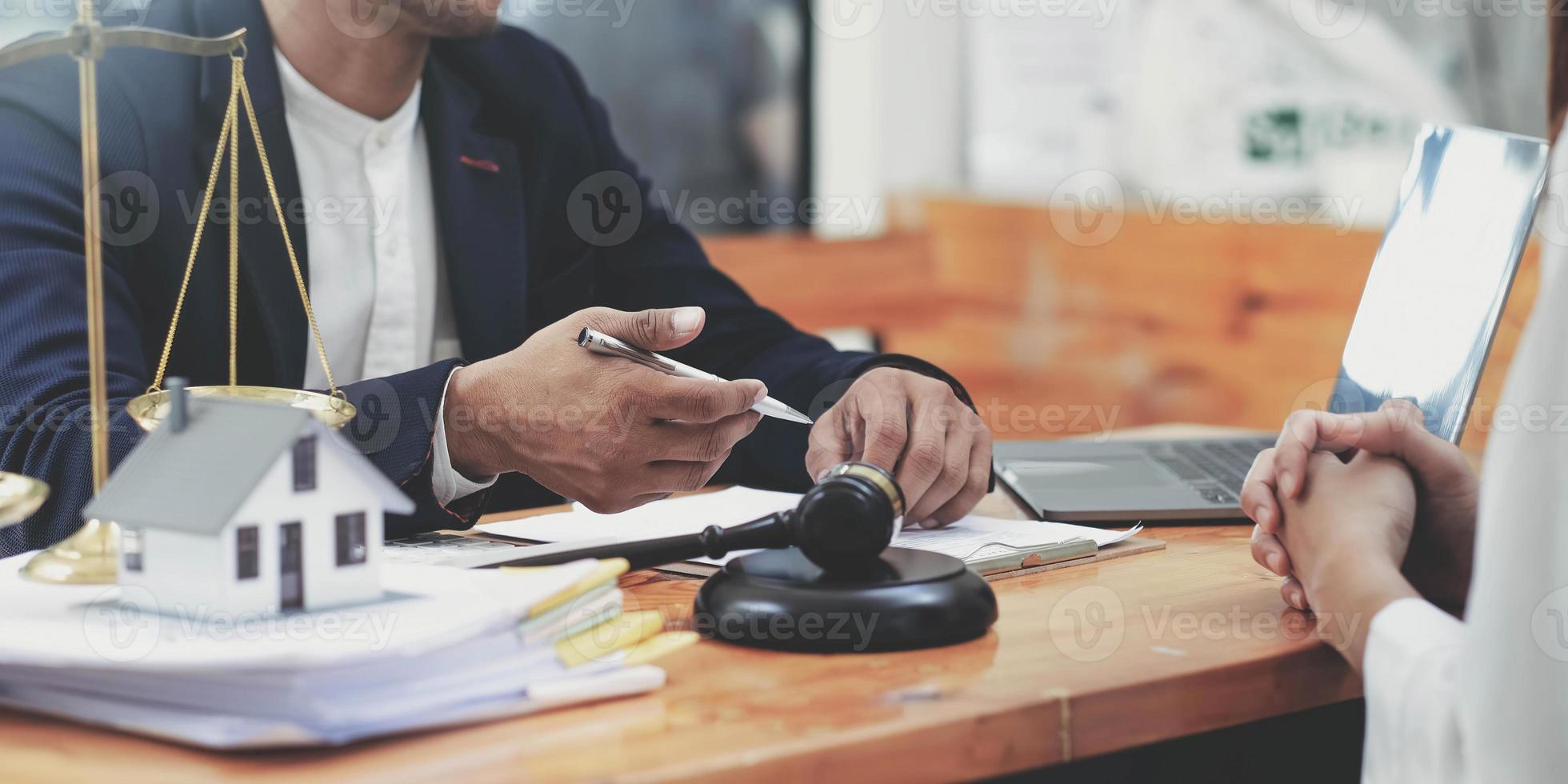 empresários e advogados discutindo papéis de contrato sentados à mesa. conceitos de direito, assessoria, serviços jurídicos foto