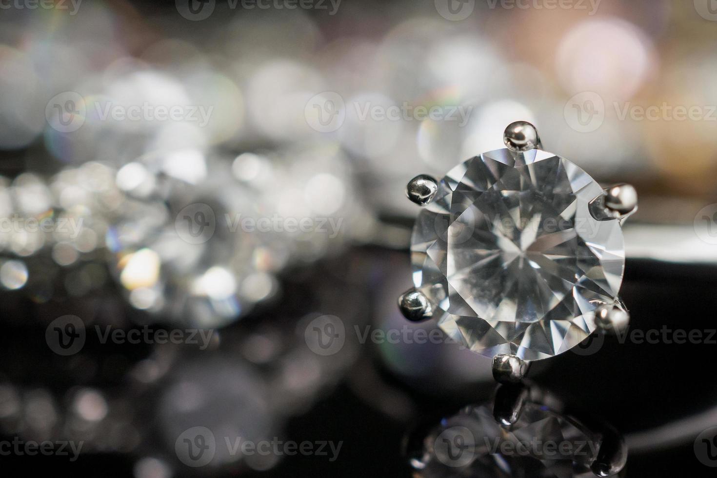 anéis de diamante de casamento de joias em fundo preto com reflexão foto