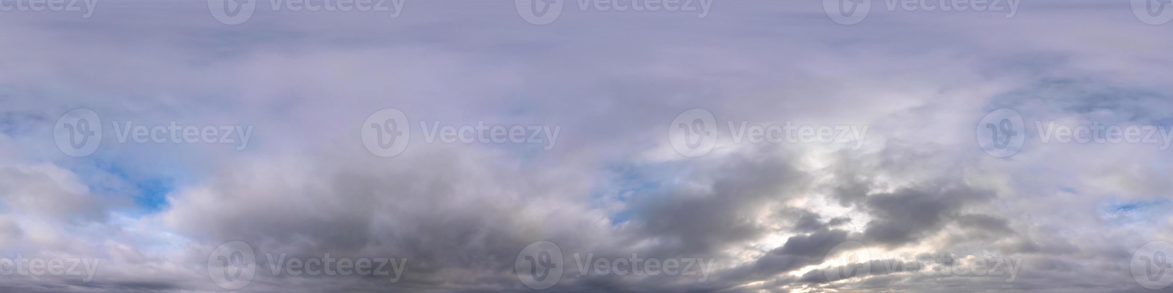 céu azul hdr 360 panorama com lindas nuvens brancas em projeção