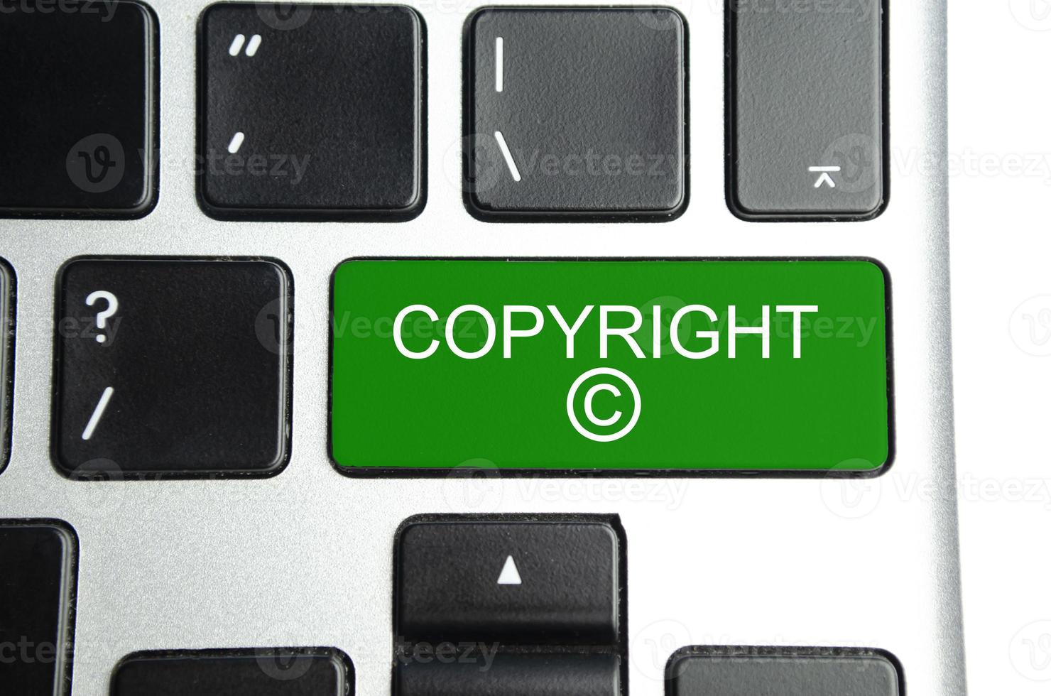 símbolo de direitos autorais. a palavra conceito copyright no botão verde do teclado foto