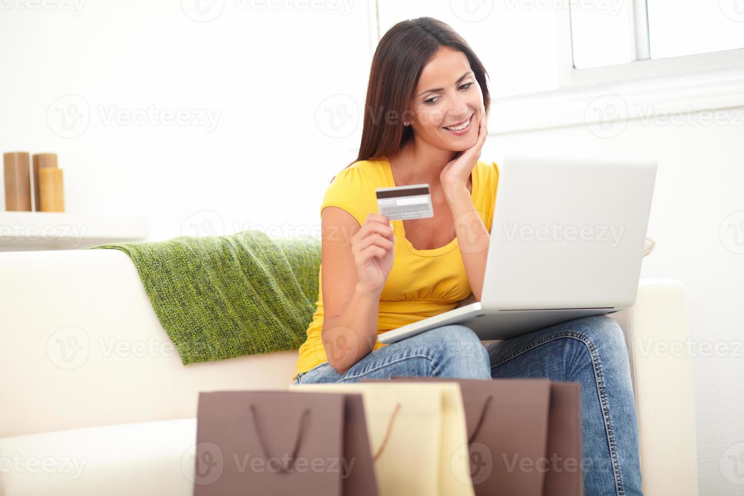 mulher confiante usando um cartão de crédito para fazer compras foto