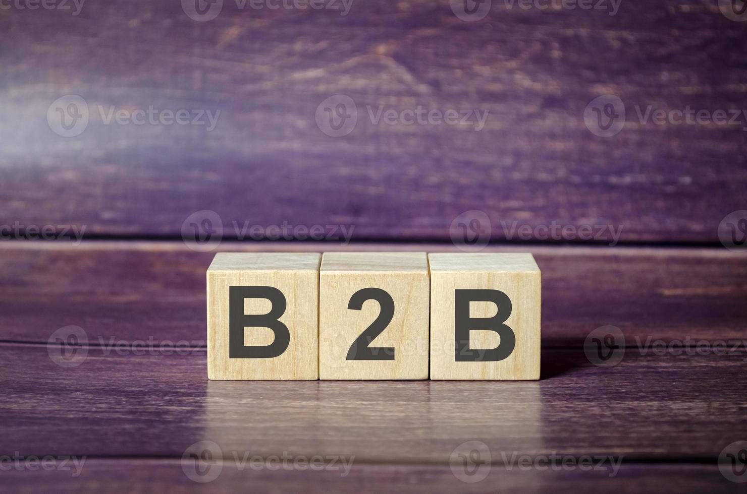 cubos de madeira com a palavra b2b - business to business foto
