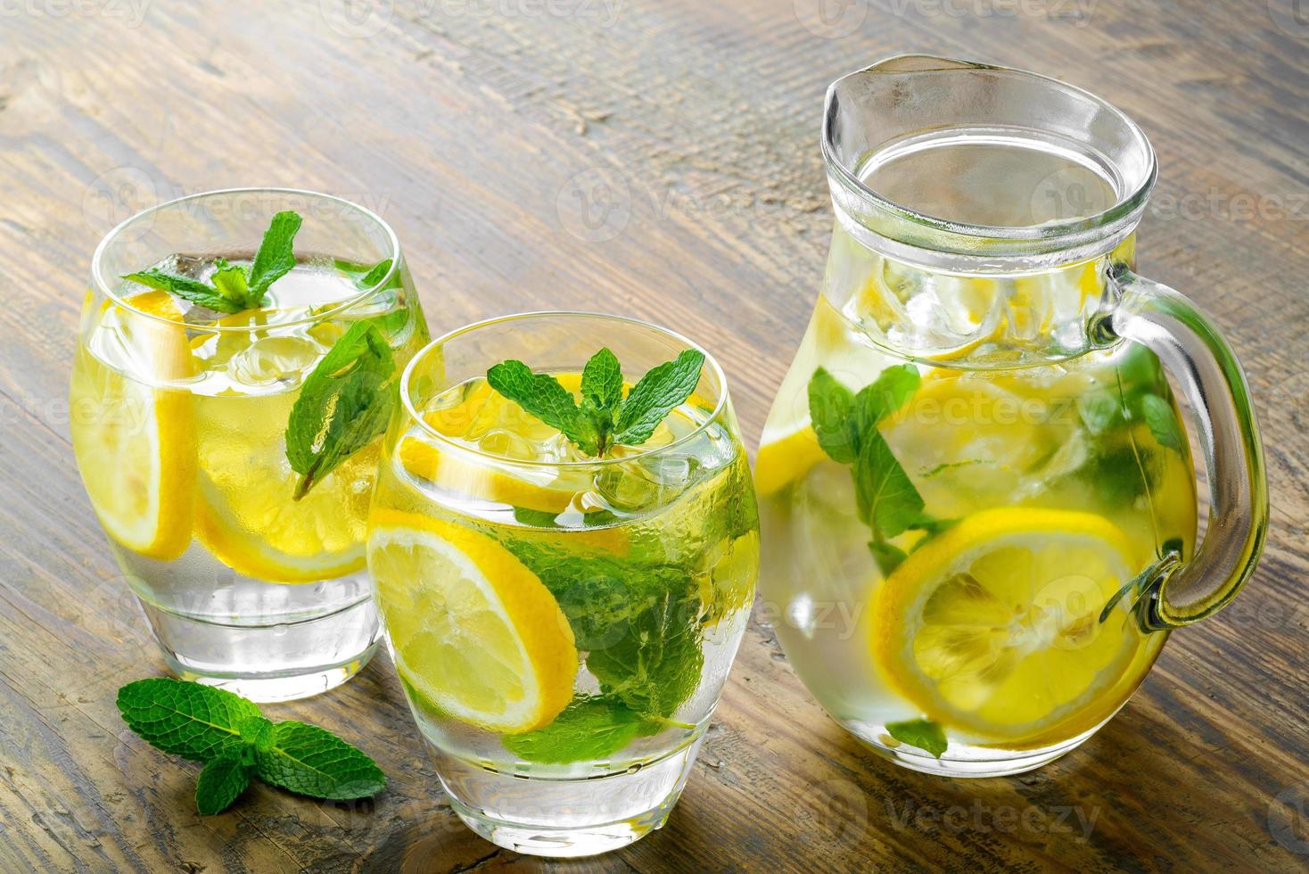 água fresca com limão, hortelã e pepino foto