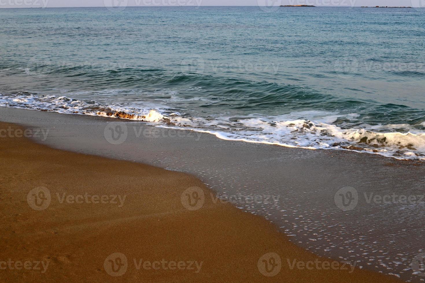 praia de areia no mar mediterrâneo no norte de israel. foto