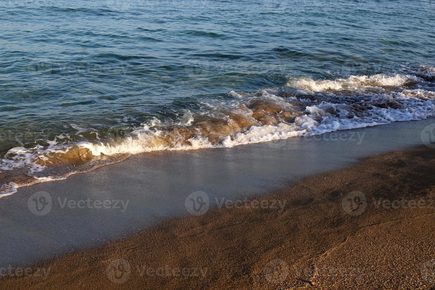 praia de areia no mar mediterrâneo no norte de israel. foto