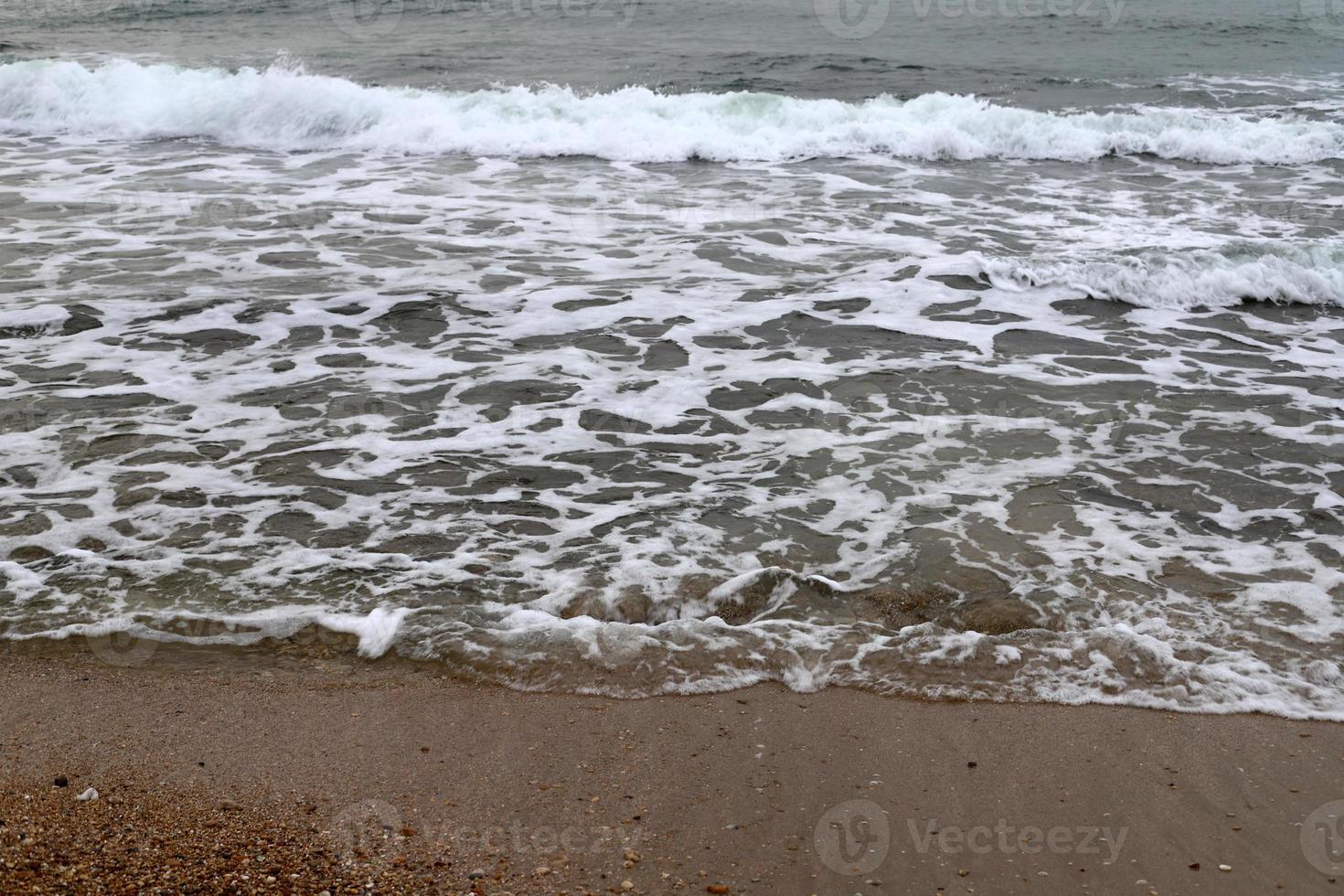 praia de areia no mar mediterrâneo no norte de israel. foto