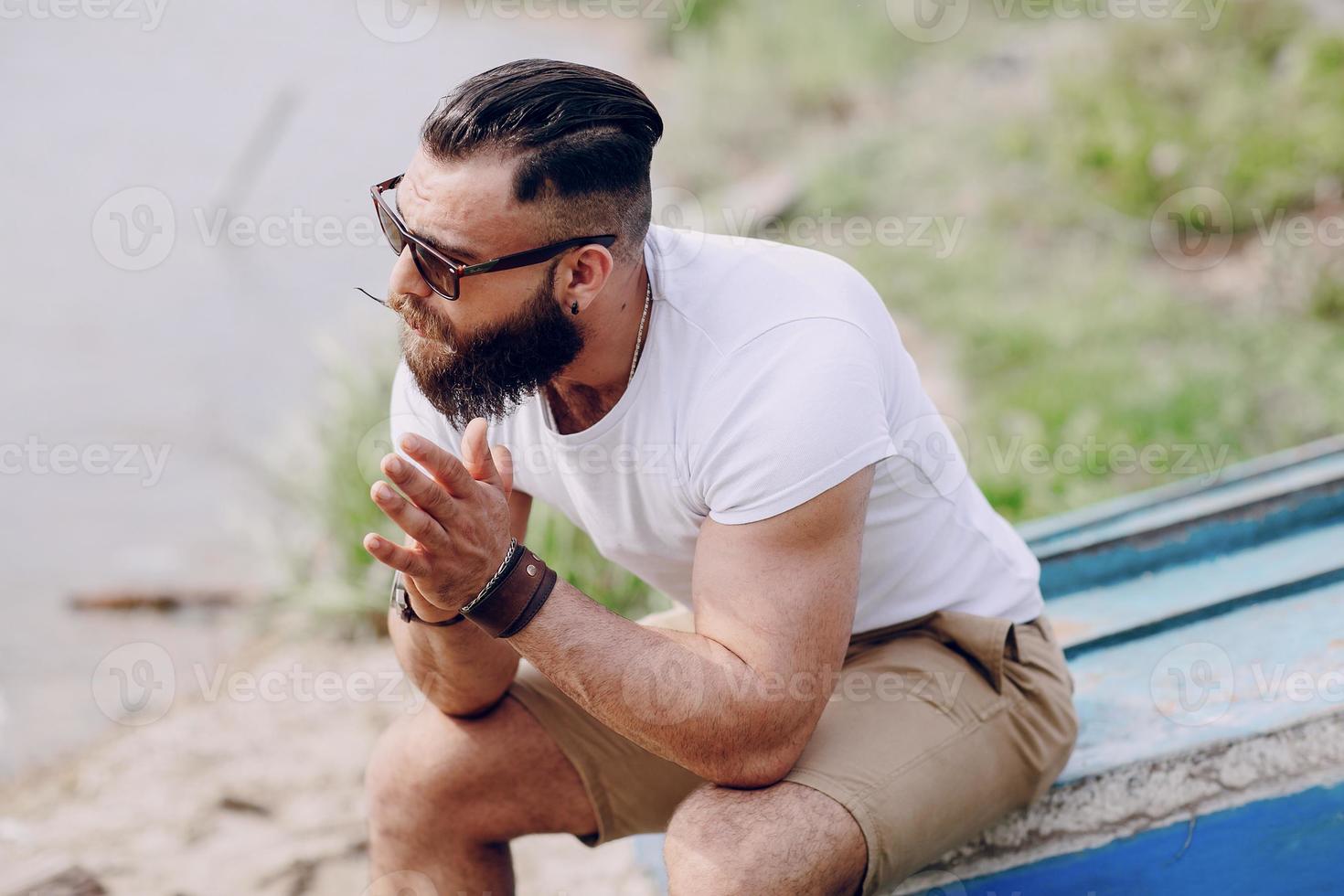 homem barbudo na praia foto