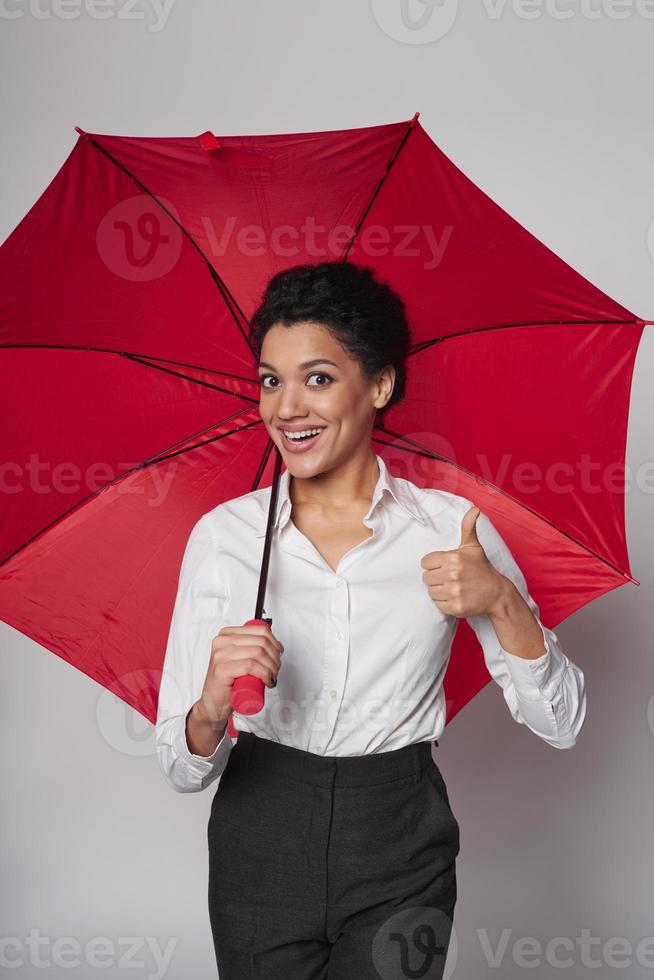 mulher feliz com guarda-chuva foto