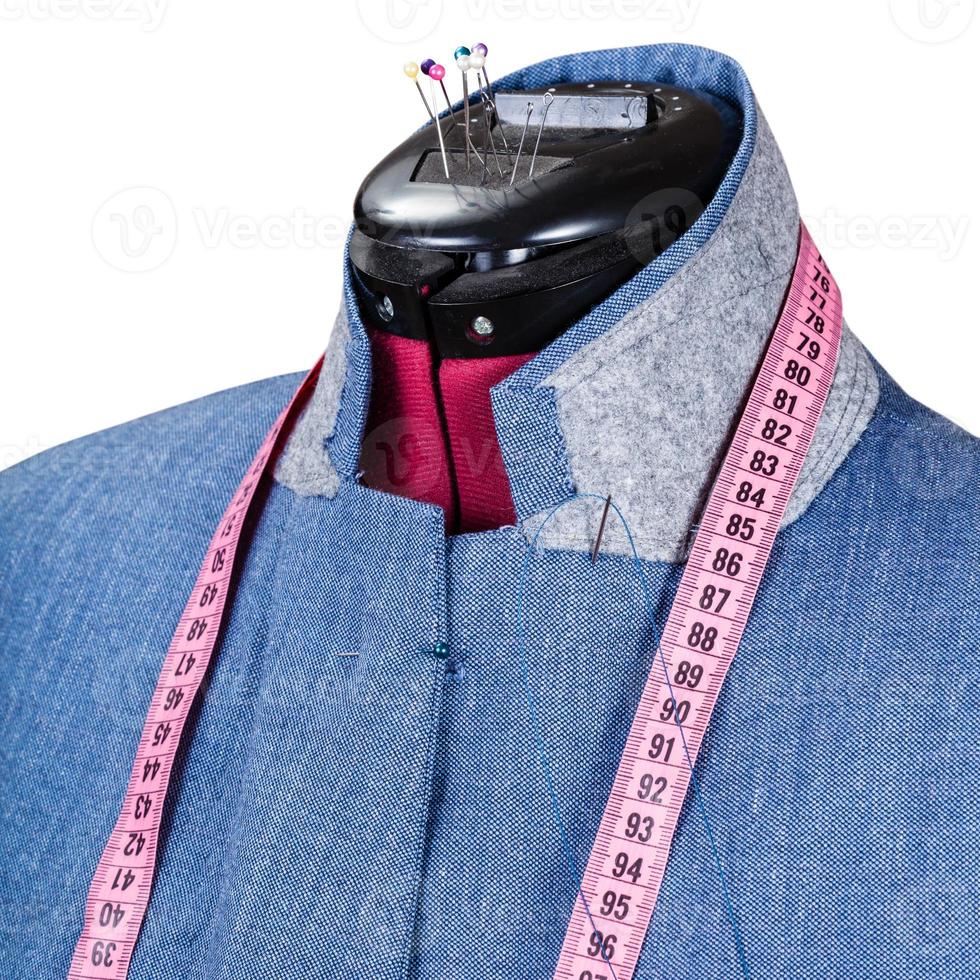 alfaiataria do casaco azul do homem no manequim isolado foto
