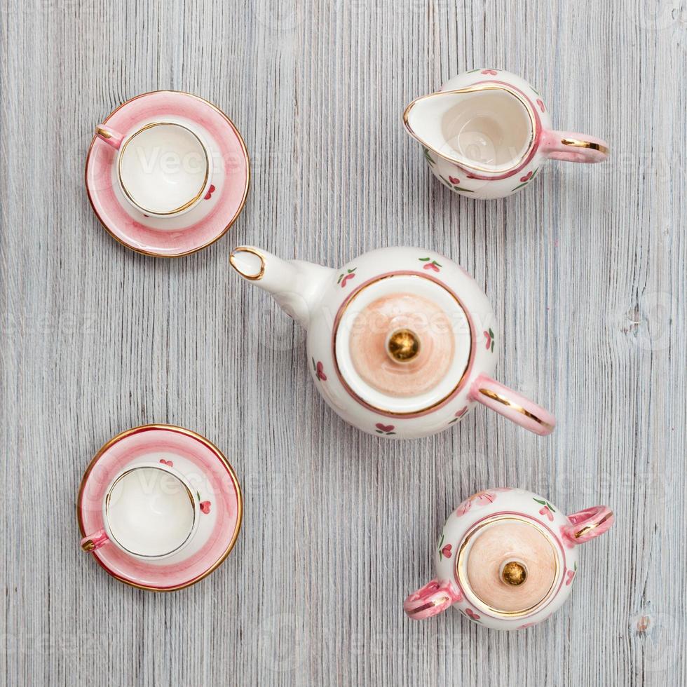 conjunto de chá de porcelana rosa na placa marrom cinza foto