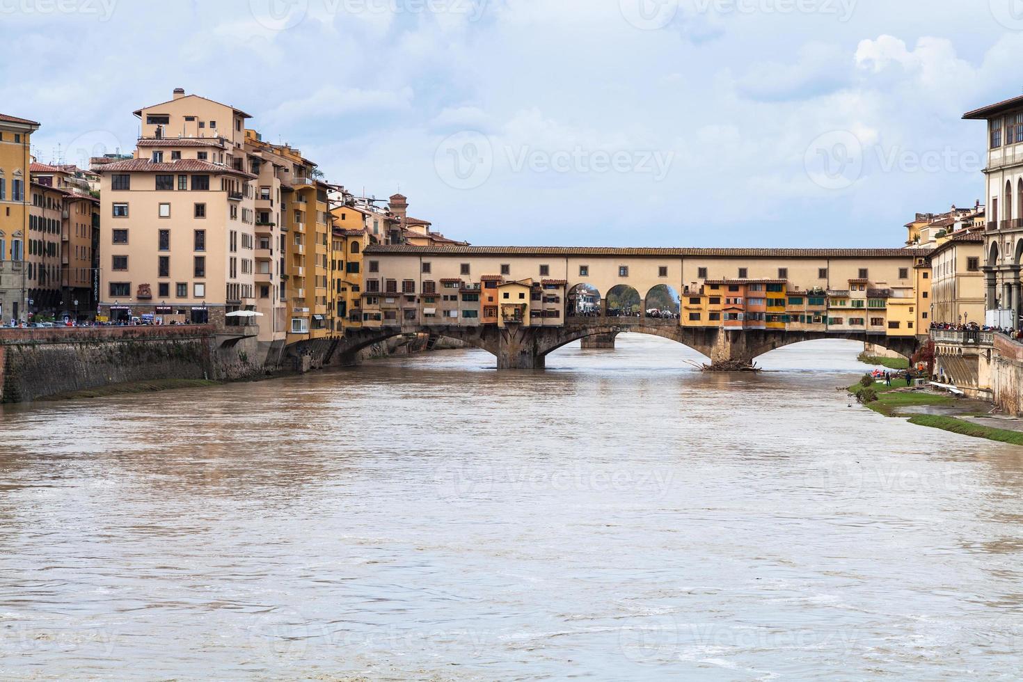 água suja de arno e ponte vecchio no outono foto