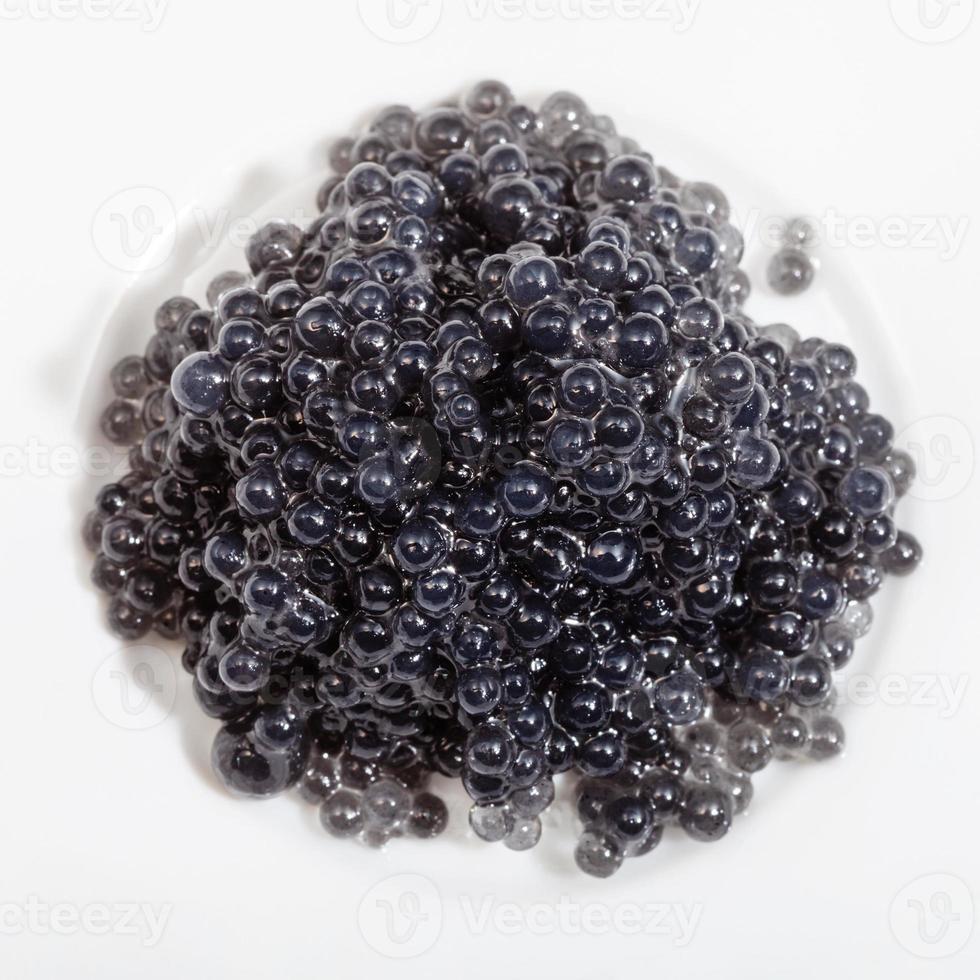 caviar salgado preto de alabote na chapa branca foto
