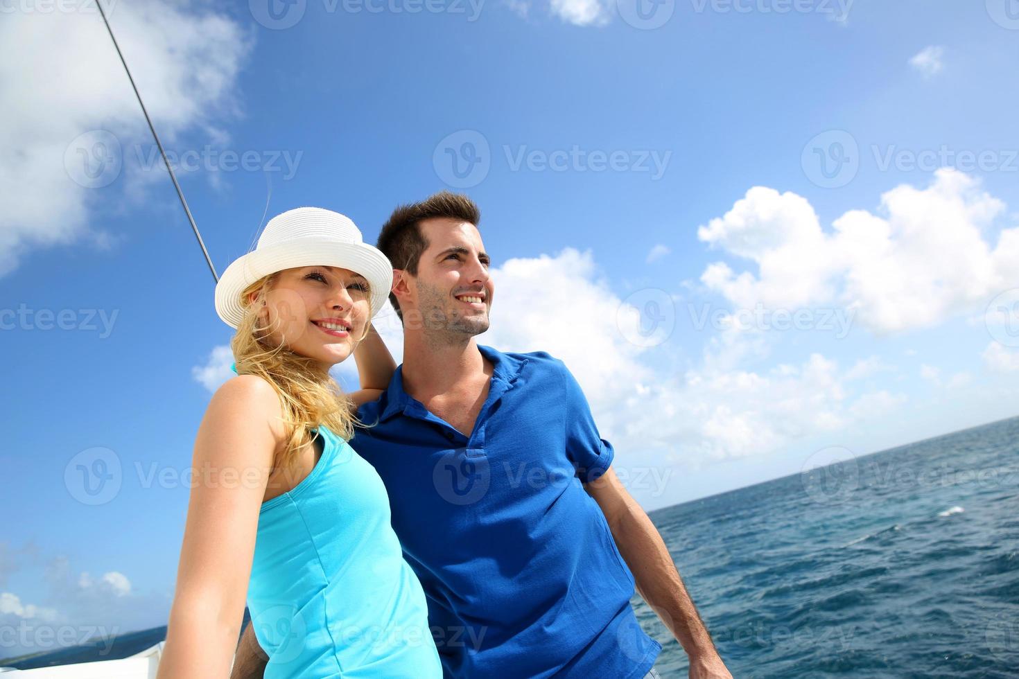 casal olhando para as ilhas de um veleiro foto