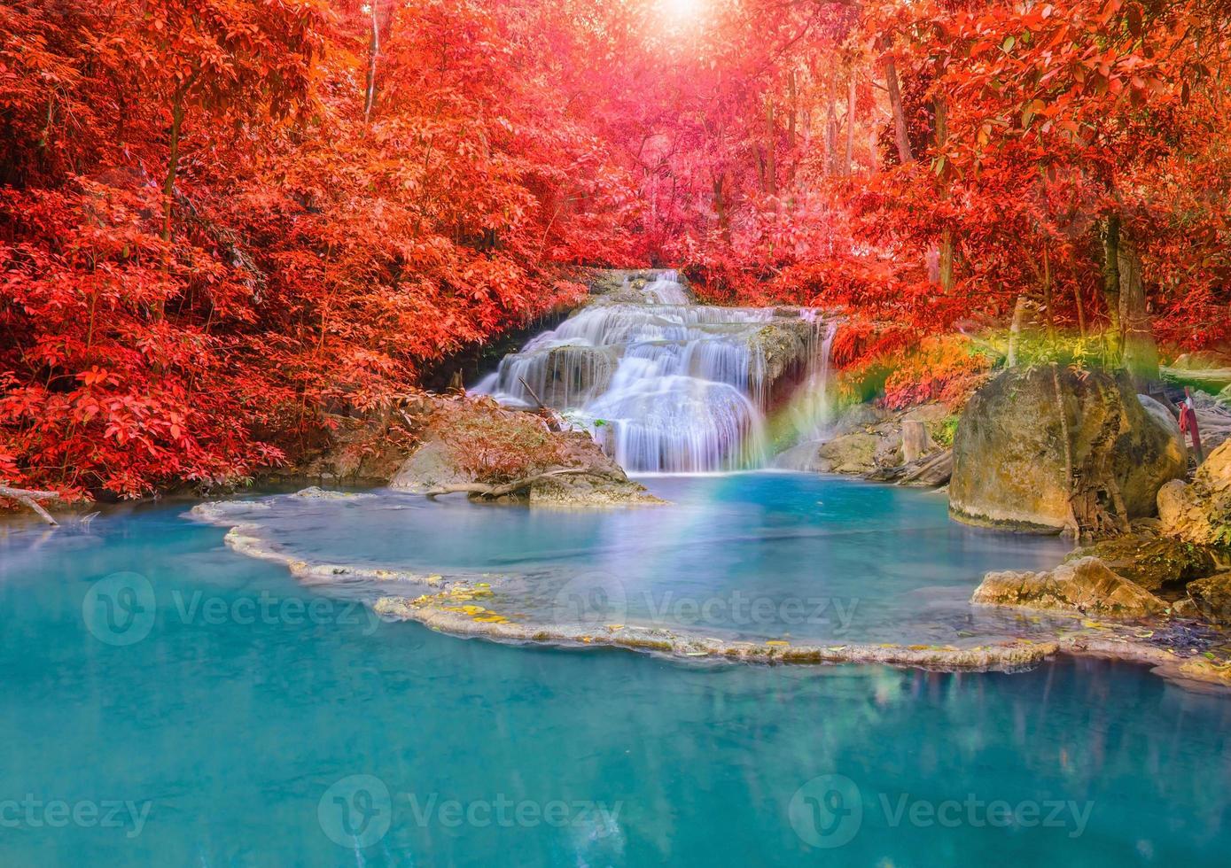 cachoeira maravilhosa com arco-íris em floresta profunda em par nacional foto