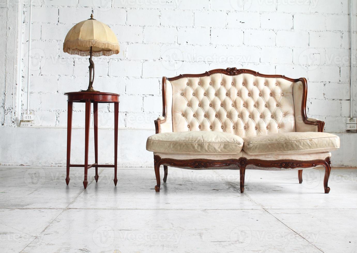 sofá luxuoso em quarto vintage foto