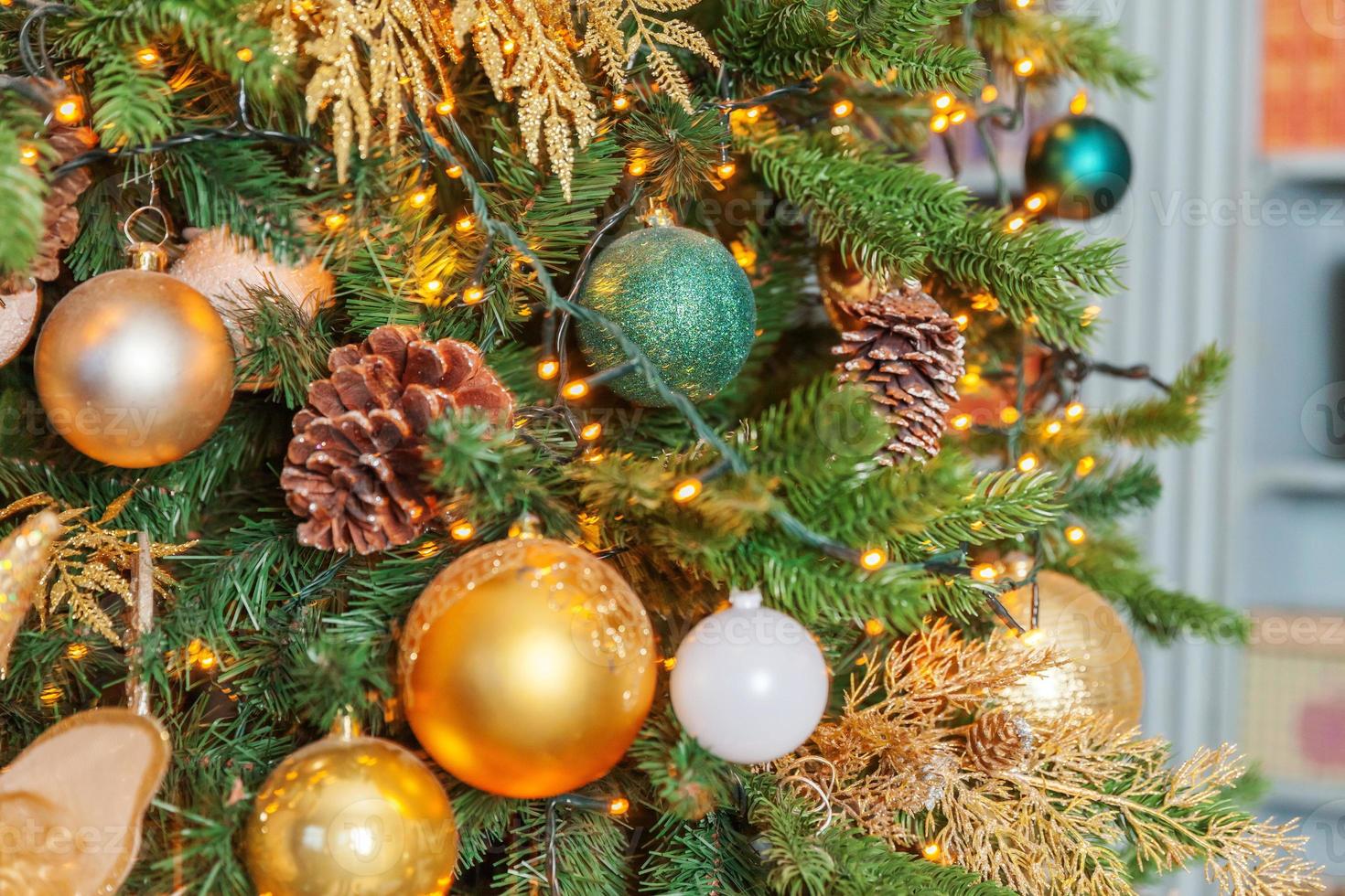 Natal clássico ano novo decorado árvore de ano novo com bola e brinquedo de decorações de ornamento dourado. apartamento de design de interiores de estilo clássico branco moderno. véspera de natal em casa. foto