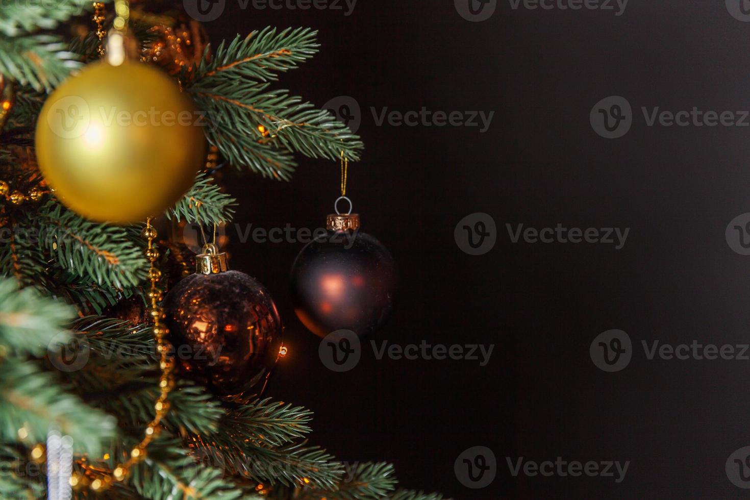 árvore de ano novo decorada de natal clássica com bola e brinquedo de decorações de ornamento dourado foto