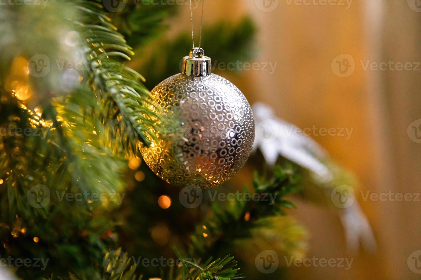 árvore de ano novo decorada de natal clássica. árvore de natal com enfeites brancos e prateados, enfeites de brinquedo e bola. apartamento de design de interiores de estilo clássico moderno. véspera de natal em casa. foto